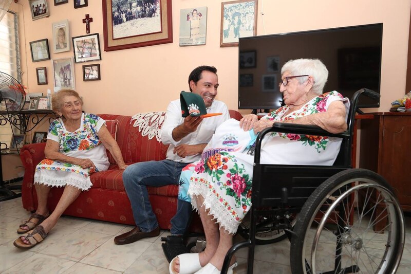 El candidato a la presidencia, Luis Abinader, visita a una anciana en su casa