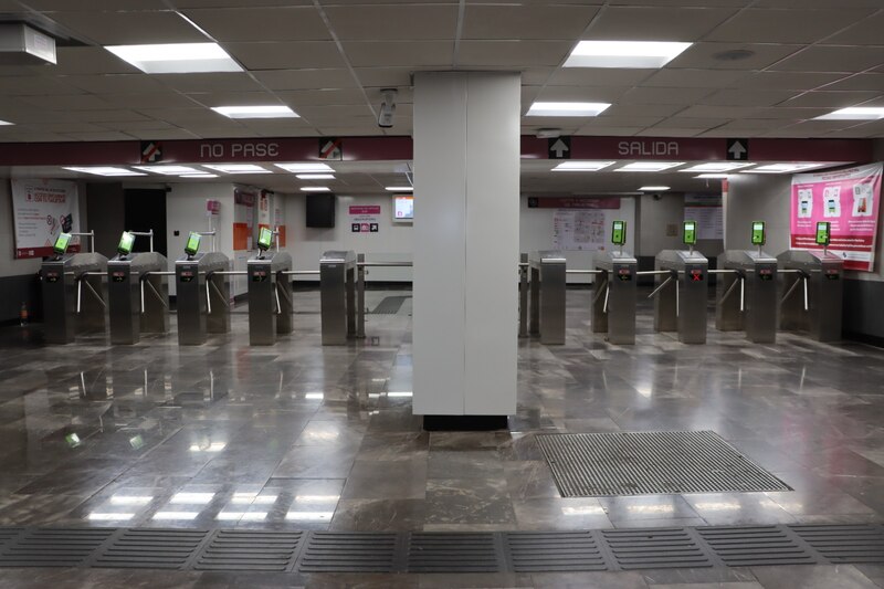 Estación de metro sin gente
