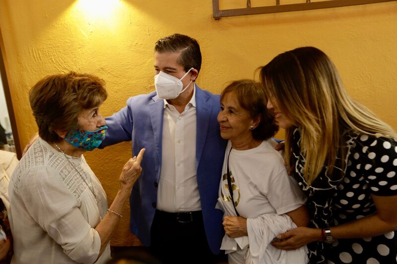 El candidato a la presidencia saluda a sus seguidoras