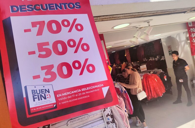 Personas compran en una tienda aprovechando las ofertas del Buen Fin 2023