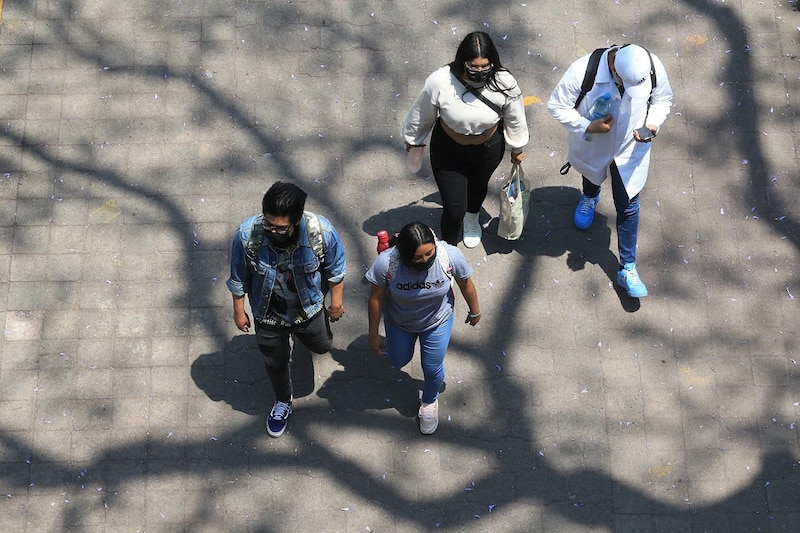 Jóvenes caminando por la calle