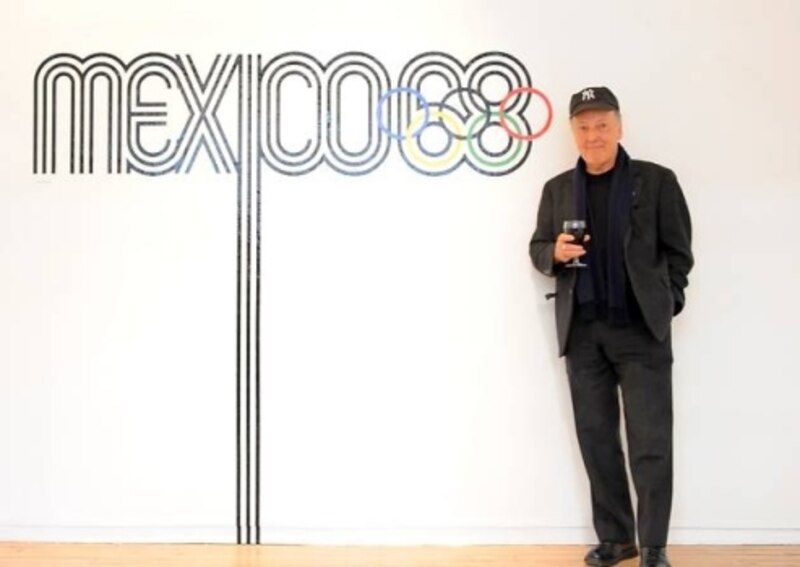 El diseñador gráfico Lance Wyman con el logotipo de los Juegos Olímpicos de México 1968.