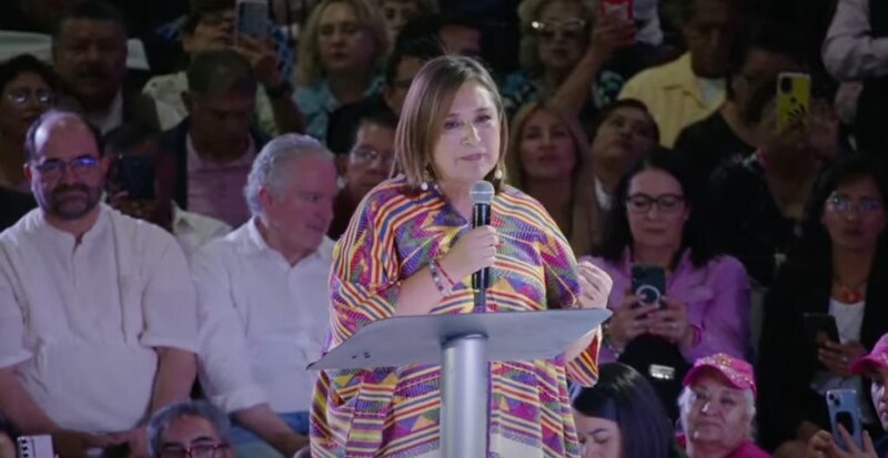 La presidenta Xiomara Castro pronuncia un discurso ante una multitud.
