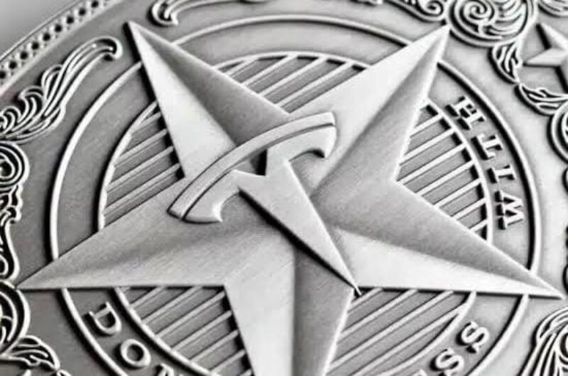 Moneda de plata con el logotipo de Tesla