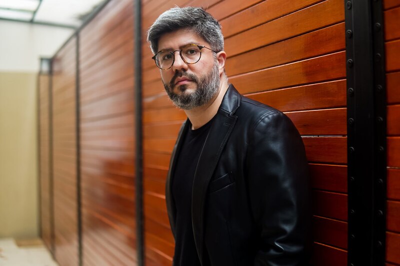 Retrato de un hombre con barba y gafas