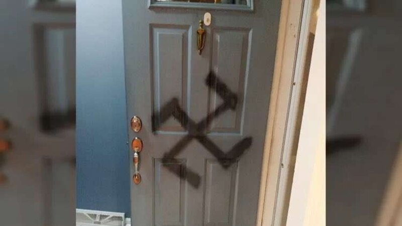 Puertas con pintadas de esvásticas nazis