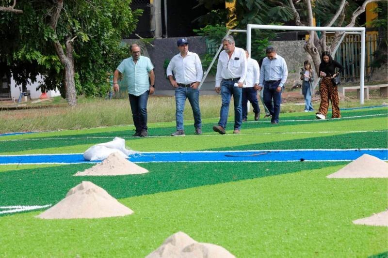 El alcalde de Medellín, Daniel Quintero, inspecciona el avance de las obras de la cancha sintética de fútbol del barrio La Floresta.