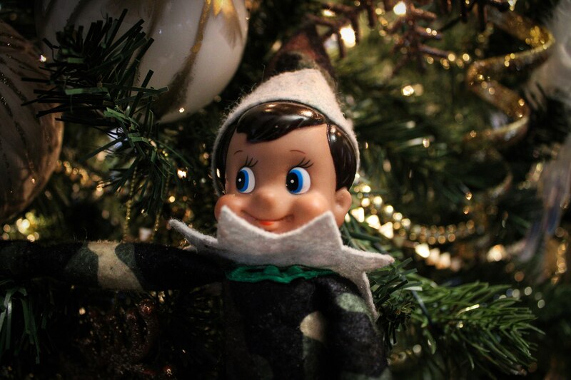 Elf on the shelf en árbol de navidad