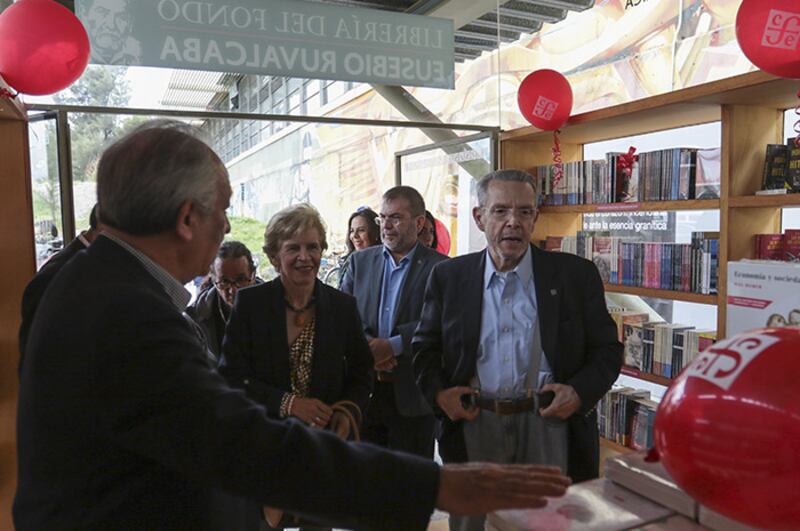 El presidente de la Comunidad de Madrid, Ángel Garrido, visita la Feria del Libro de Madrid