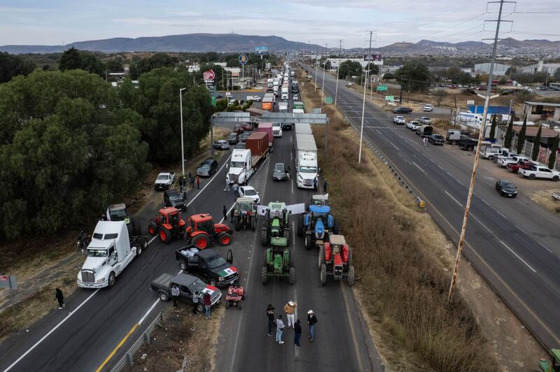 Productores agrícolas del estado bloquearon la mayoría de las carreteras federales en los municipios de Fresnillo, Calera, Ojocaliente, Trancoso y Guadalupe; para manifestarse en contra a la reforma a la Ley de Aguas Nacionales. Los campesinos bloquearon con tractores desde muy temprana hasta pasadas las ocho de la noche.