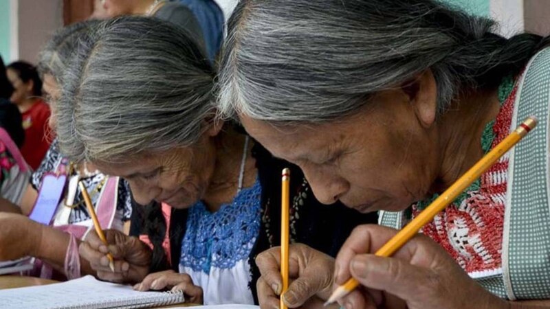 Mujeres indígenas aprendiendo a leer y escribir