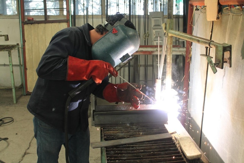 Soldador trabajando en una pieza de metal