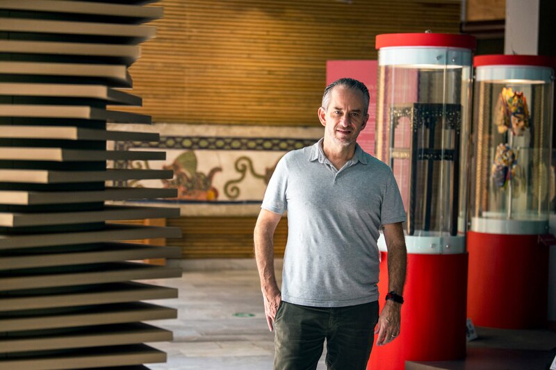 El director del museo sonríe ante la cámara