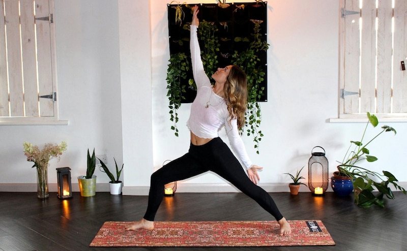 Mujer practicando yoga en casa