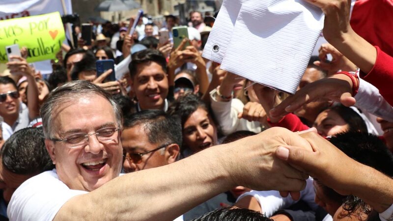 El candidato presidencial Gustavo Petro saluda a sus seguidores durante un mitin en Bogotá.
