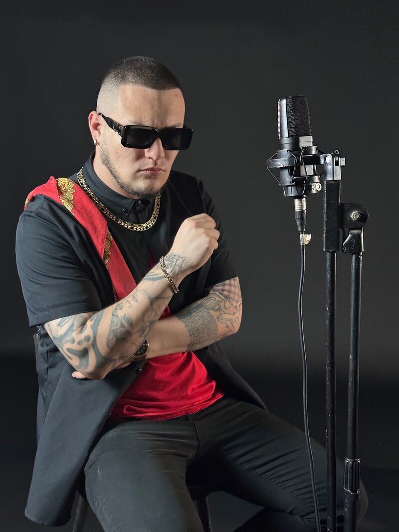 Cantante de reggaeton en el estudio