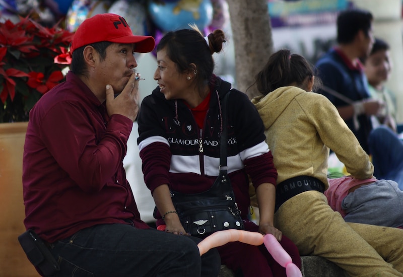 Pareja mexicana sentada en una banca