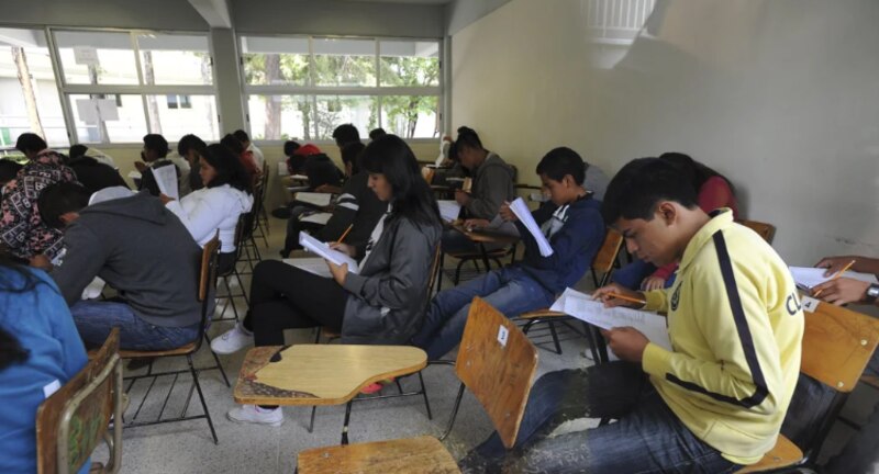 Estudiantes tomando un examen en un aula