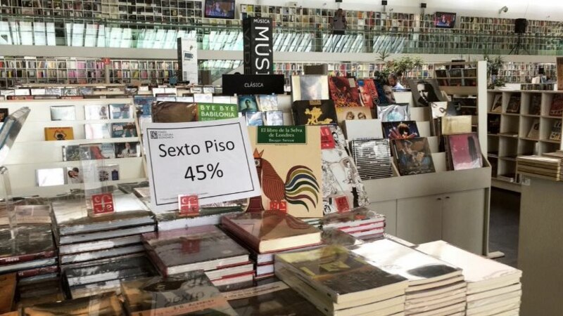 Librería con libros en español