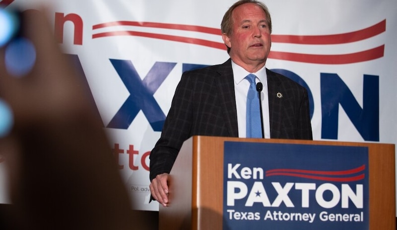 El Procurador General de Texas, Ken Paxton, habla en un podio.