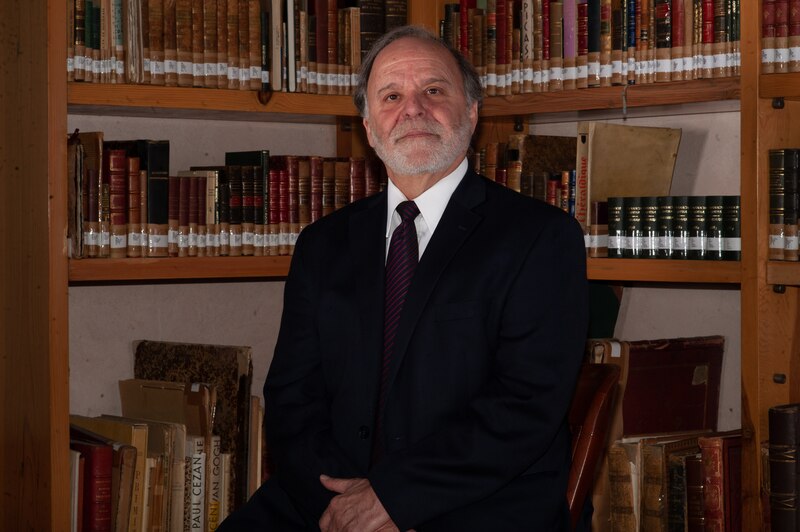 Retrato de un hombre en una biblioteca