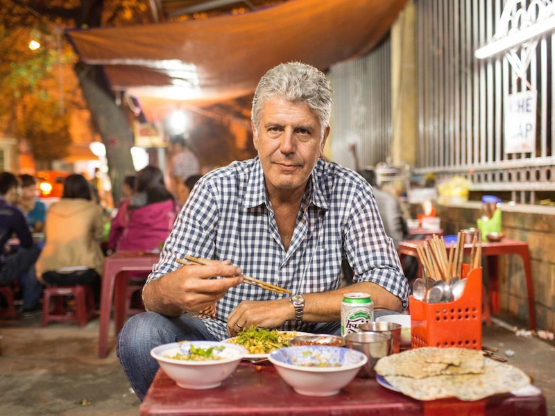 El chef Anthony Bourdain comiendo en un restaurante de Vietnam.