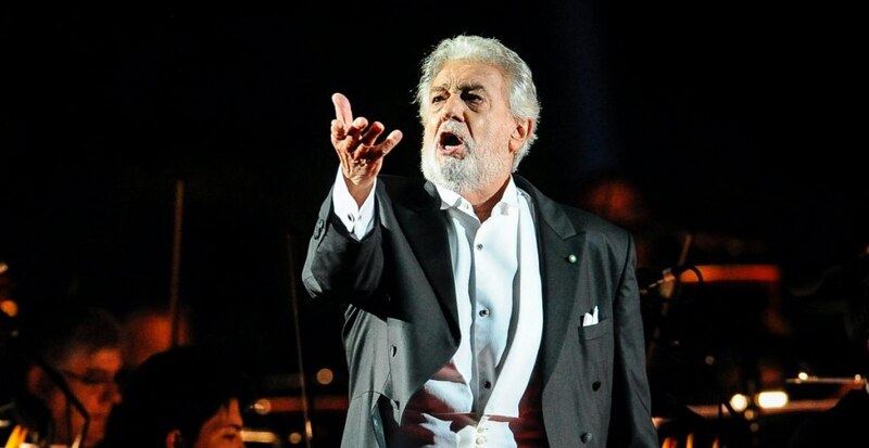 Plácido Domingo cantando en concierto