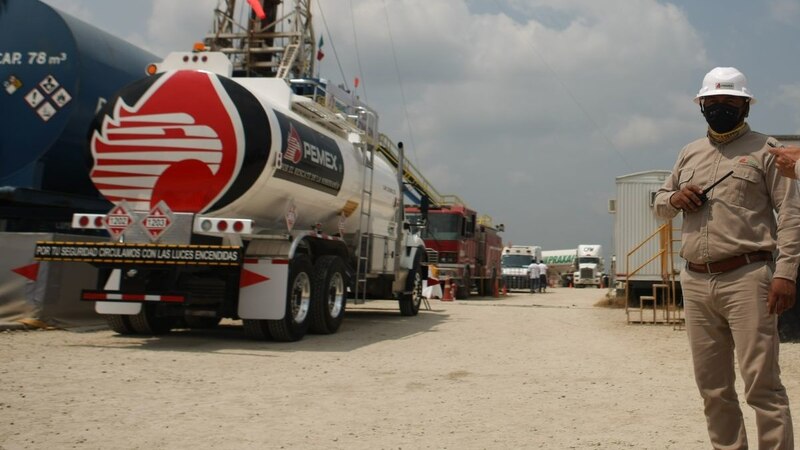 Un trabajador de PEMEX supervisa la carga de un camión cisterna.