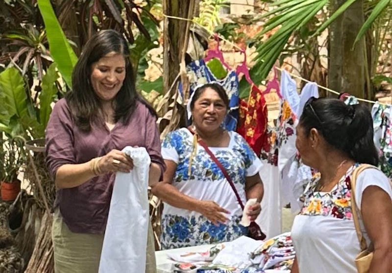 Fabiana Estrada Tena habla con ciudadanos durante su recorrido en Yucatán como candidata a ministra de la Suprema Corte