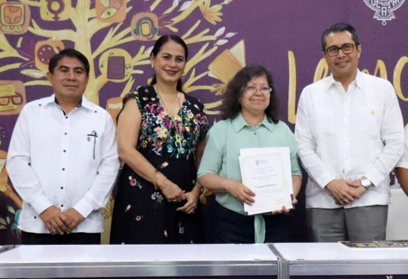 Entrega de reconocimiento a escritoras por su contribución a la literatura infantil y juvenil