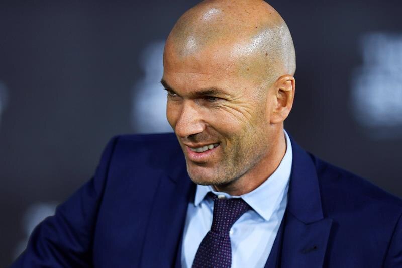 Zinedine Zidane, el entrenador del Real Madrid, sonríe durante una conferencia de prensa.