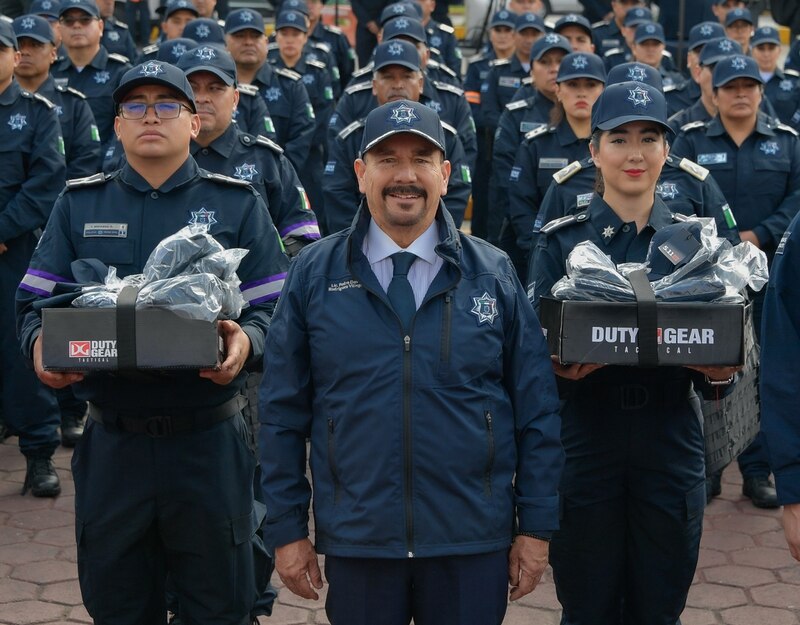 Entrega de equipamiento a policías municipales