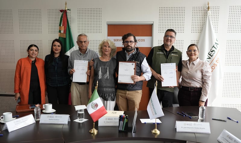 El director general del IMSS-Bienestar, Alejandro Svarch Pérez, encabezó la firma de convenio para la adhesión del Centro para los Adolescentes (CASA), que se convertirá en el Centro de Excelencia en Partería y Bienestar