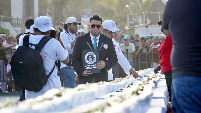 Evento en Mazatlán donde chefs montan el sashimi más largo del mundo sobre el Malecón, como parte del Récord Guinness alcanzado