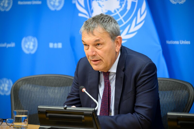 El presidente de la Asamblea General de la ONU, Csaba Kőrösi, habla en una conferencia de prensa.
