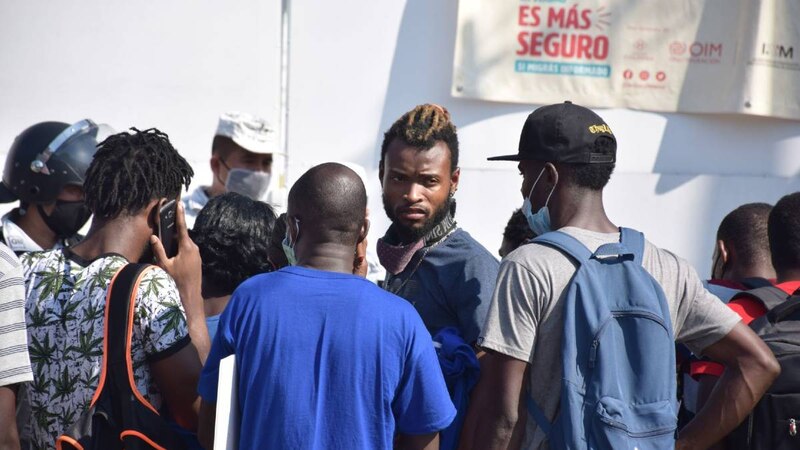 Migrantes esperan en la frontera