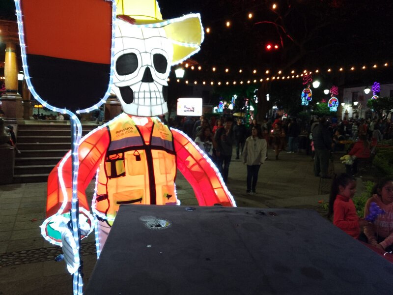 Catrina iluminada en la noche