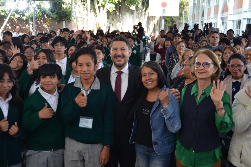 El Presidente de México, Andrés Manuel López Obrador, saluda a estudiantes y profesores durante una visita a una escuela en Chiapas.