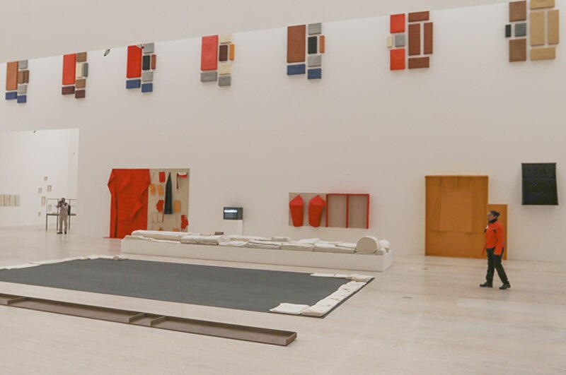 Una exposición de arte moderno en un museo.
