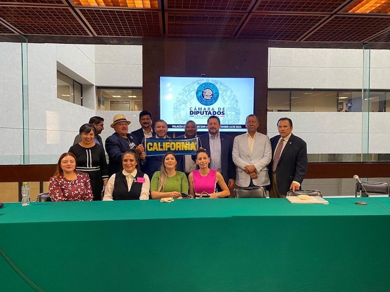 La delegación de líderes latinos de California, entre ellos la senadora Sasha Renee Pérez, los asambleístas Juan Carrillo, Eduardo García y José Luis Solache