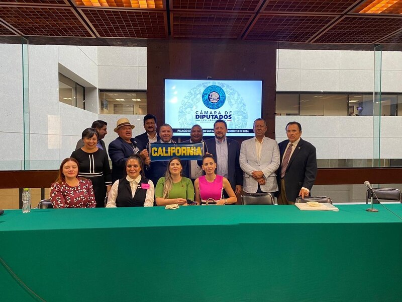 La delegación de líderes latinos de California, entre ellos la senadora Sasha Renee Pérez, los asambleístas Juan Carrillo, Eduardo García y José Luis Solache