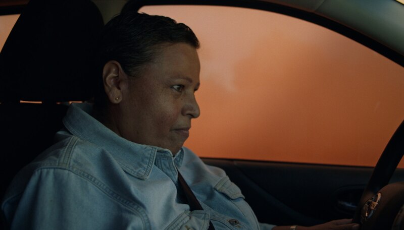Mujer mirando por la ventanilla del coche