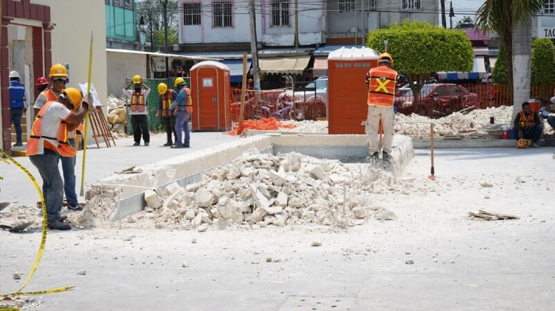Obreros trabajan en la demolición de un edificio