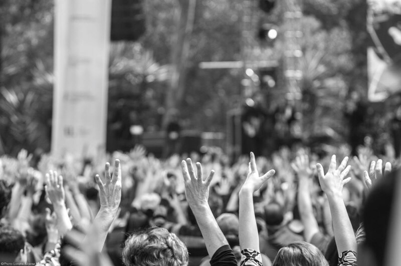 Manos levantadas en un concierto