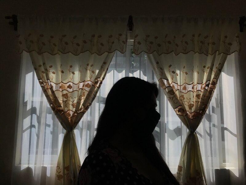 Mujer mirando por la ventana