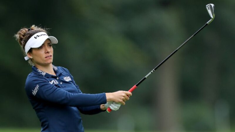 La golfista española Azahara Muñoz en acción durante un torneo.
