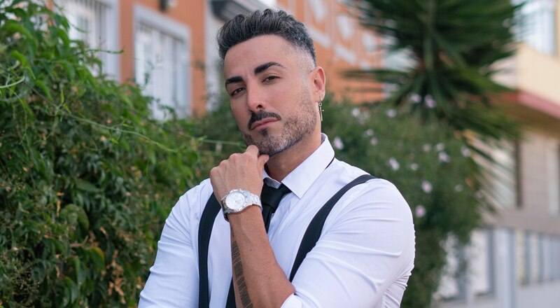 Joven empresario con estilo casual
