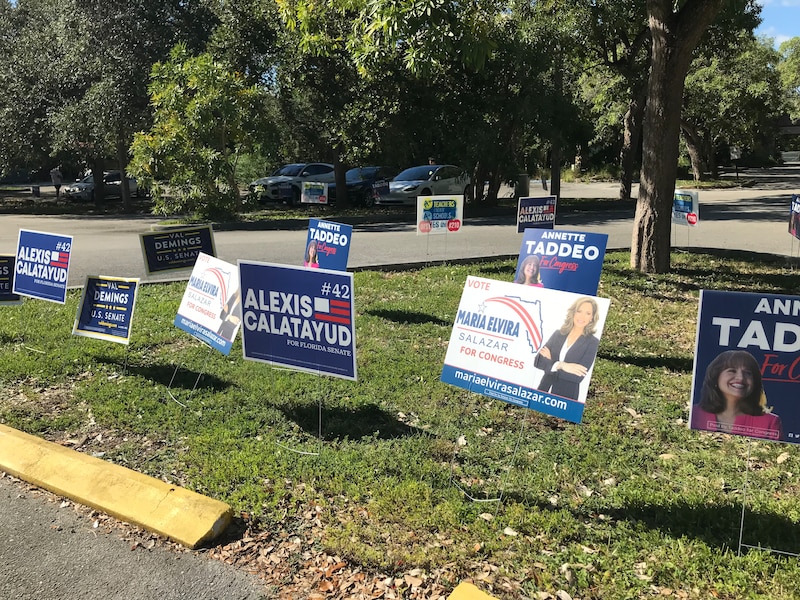 Señales de campaña en un césped en Florida