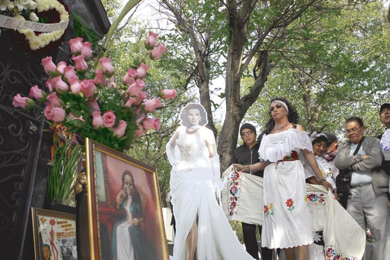 Ofrenda a María Félix en el Panteón Francés