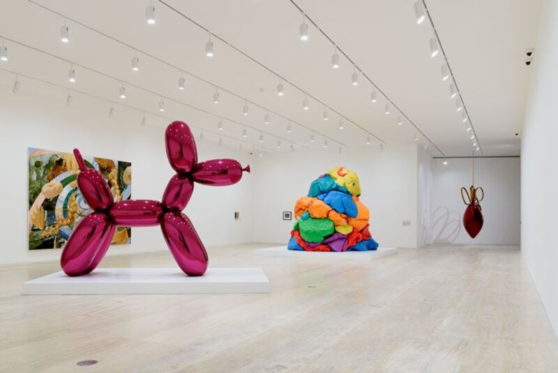 Un perro globo de Jeff Koons y otras esculturas en una galería de arte.